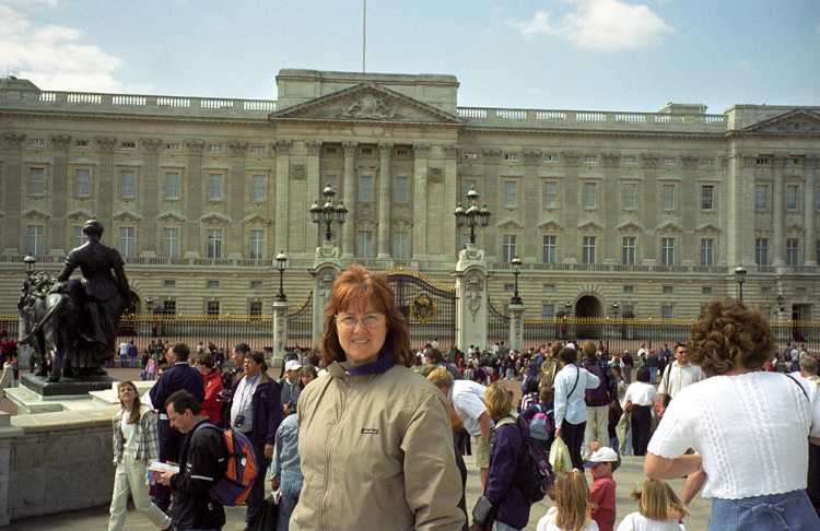 We visited Buckingham Palace for the changing of the guard ceremony. It is the official London residence of the Quenn.