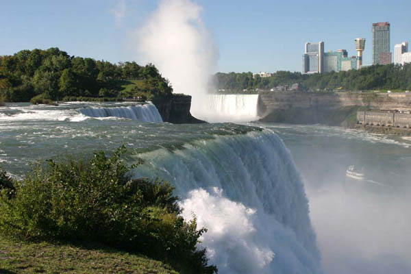 [Maid of the Mist passing the American Falls on the way to the Canadian (Horseshoe) Falls. The buildings in the upper right are in Canada.