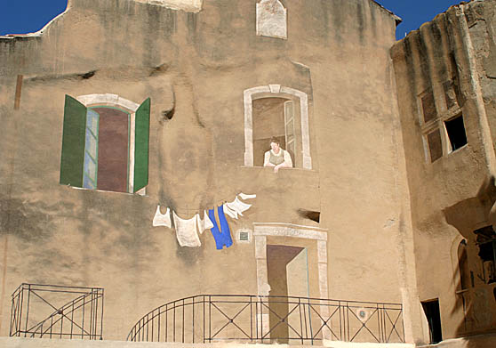We saw several walls painted like this one in Isle sur Sorgue.