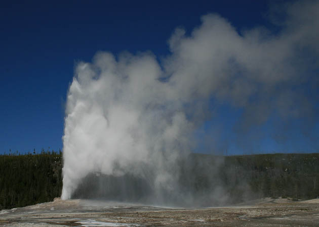 Old Faithful is really steamed [xti_7985.jpg]